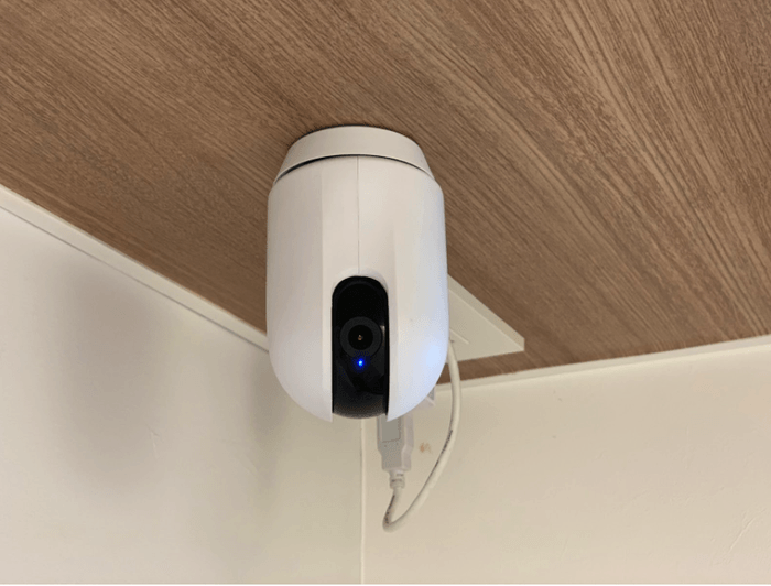 専用の工具は不要。付属品のみで据置・天吊等、自由自在に設置。