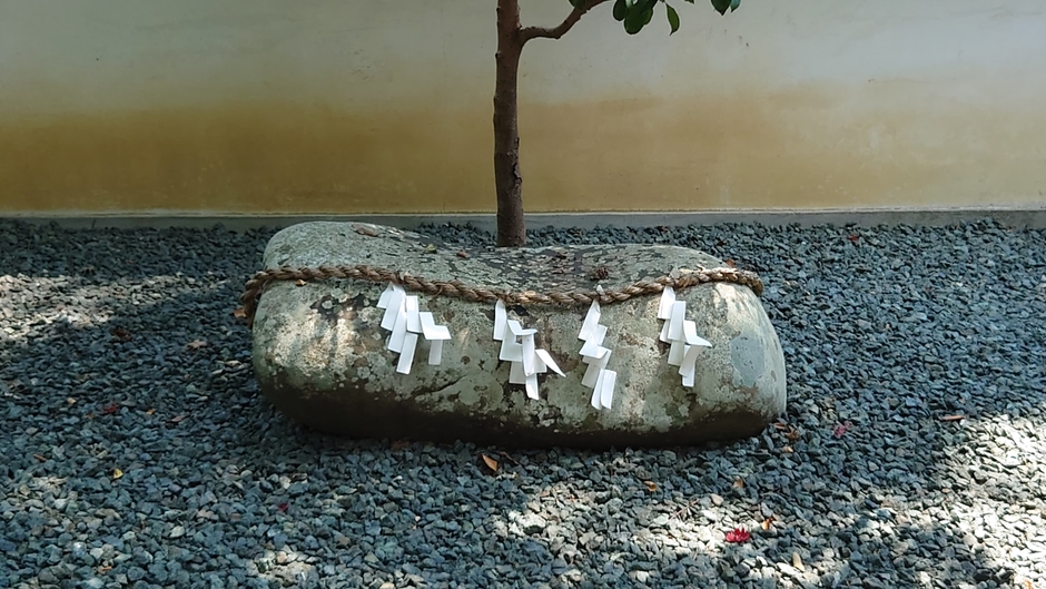 磐座　伊邪那美尊(浮嶋神社様　中庭)