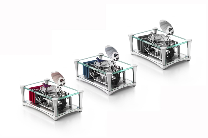 カラーバリエーションは3色 レッド/ブルー/シルバー