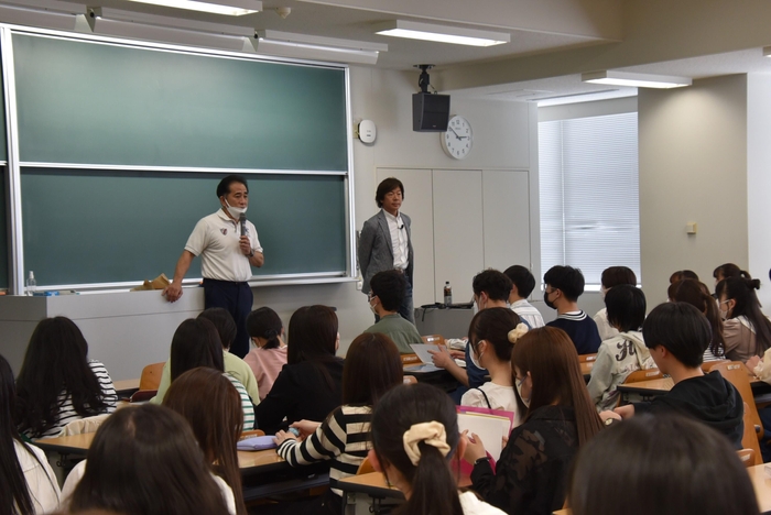 佐藤特任教授を紹介する梅田孝教授(左)