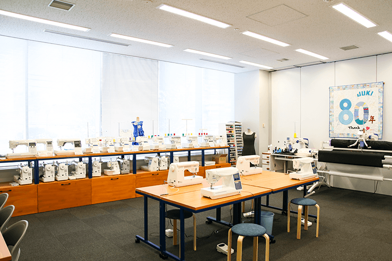 家庭用ミシンのショールーム。家庭用の他、職業用ミシン、家庭用ロックミシン、キルト専用ミシンの新製品を中心に展示