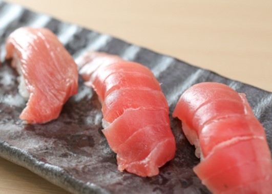 OPEN記念としまして、生の本まぐろ3貫盛りがなんと100円!!(お一人様1貫とさせていただきます。1月限定)