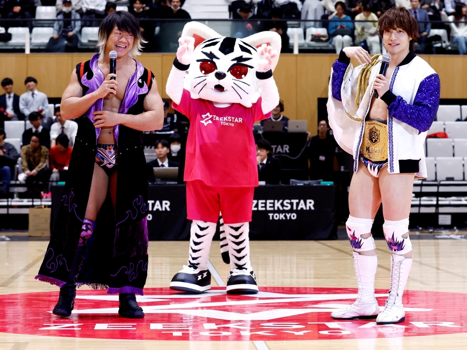 ジークスター東京の試合にDDT選手が登場、エールを送る / 中央はジークスター東京マスコット ジスター(2024年2月9日)