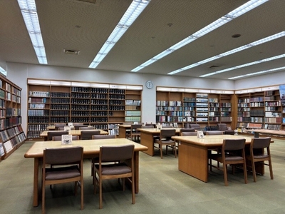 (2) 音ありの読書エリア(参考書コーナー)