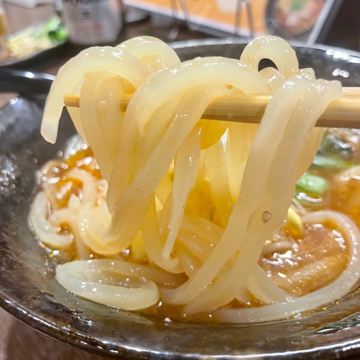 ピカピカに輝く極太麺　