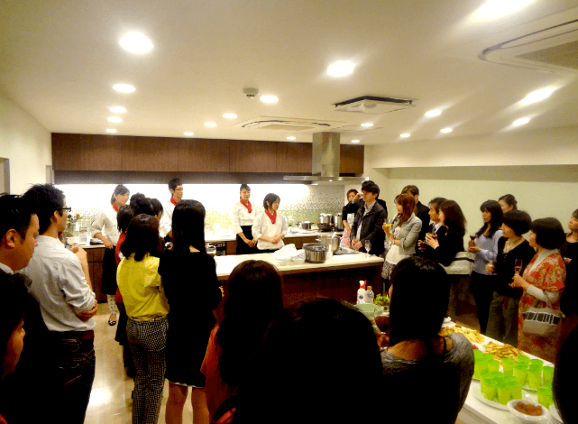 料理教室で満席にした様子