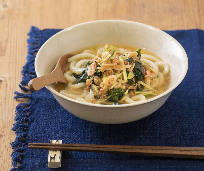 「なめたけうどん」は、つくだ煮などの味出し素材と水を混ぜてから、冷凍うどんを加えて加熱するだけ。