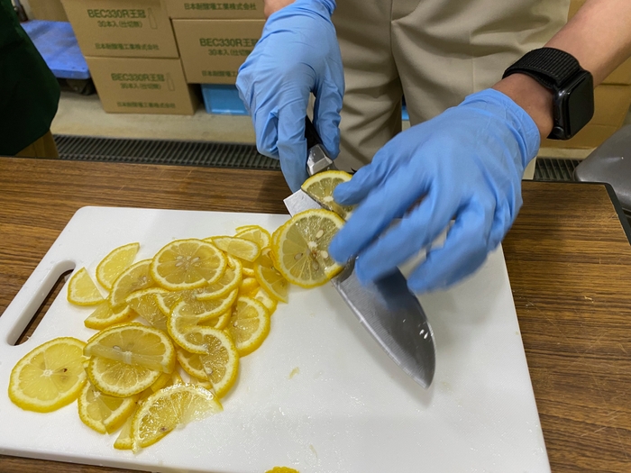 レモンの風味が出るようにブルワリースタッフで手分けしてスライス
