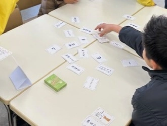 遊んで学ぶ、盲導犬のこと　 四天王寺大学短期大学部の学生が制作　 理解の輪を広げる「カルタ」と「すごろく」を寄贈