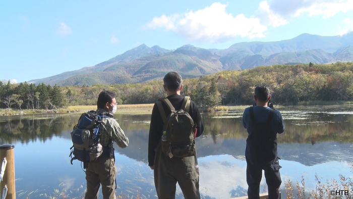 「藤やん＆うれしーの北海道旅どうでしょう」嬉野D(中央)、藤村D(右)がガイドと共に知床五湖を散策(C)HTB