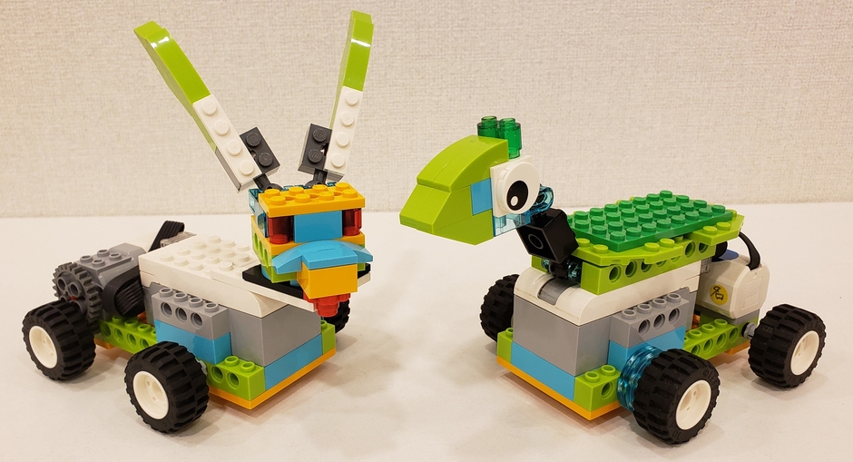 右:カメロボット 左:ウサギロボット