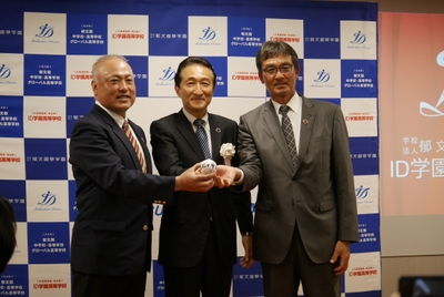 写真左から相原健志新助監督、渡邉理事長、田中幸雄監督