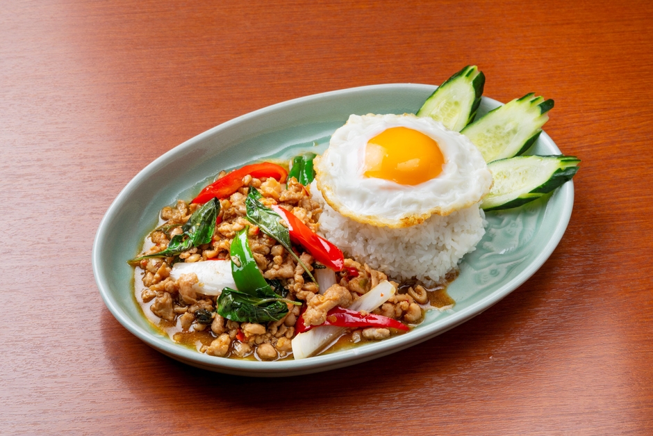 「ガイ・パット・バイガパオ・ラートカオ／鶏ひき肉のバジル炒め」1,300円(税込)