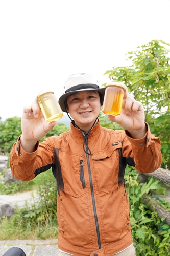 ハニーハンター市川拓三郎。年間に食べる蜂蜜は300種類以上、年間の移動距離は地球1.3周分に当たる約52000キロを超える。