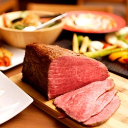 東京池袋「肉バル Bar＆Grill motto(モット)」で “塊肉のローストビーフ”が半額！8月12日から期間限定開催！