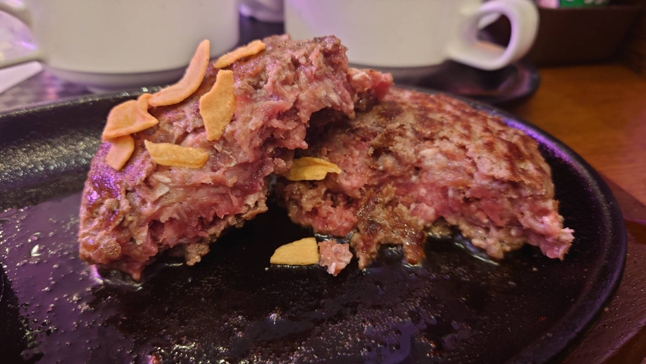 レアハンバーグ/200g 1,000円(税込1,100円)