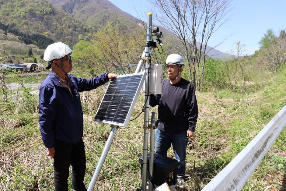 高周波の出具合を確認する轟社長（右）と辻特担教授（左）