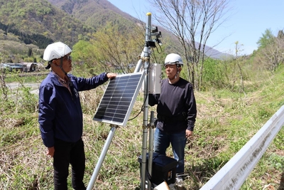 高周波の出具合を確認する轟社長（右）と辻特担教授（左）