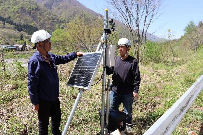 高周波の出具合を確認する轟社長（右）と辻特担教授（左）