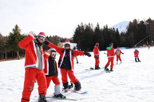 サンタ＆トナカイがゲレンデを埋めつくす！「ふじてんのクリスマス」