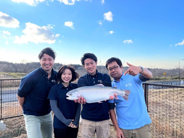 陸上養殖で育てられた木更津産生サーモン「おかそだち」と生産者