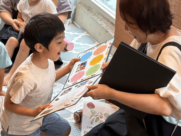 終了時に感謝状をもらって喜ぶ子供