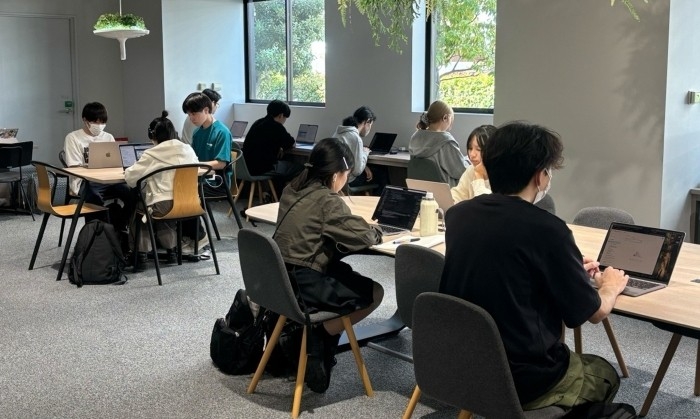 「ChatGPT Edu」のオンライントレーニングを受講する学生