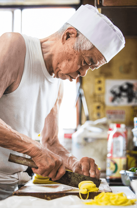 麺を手切りする店主