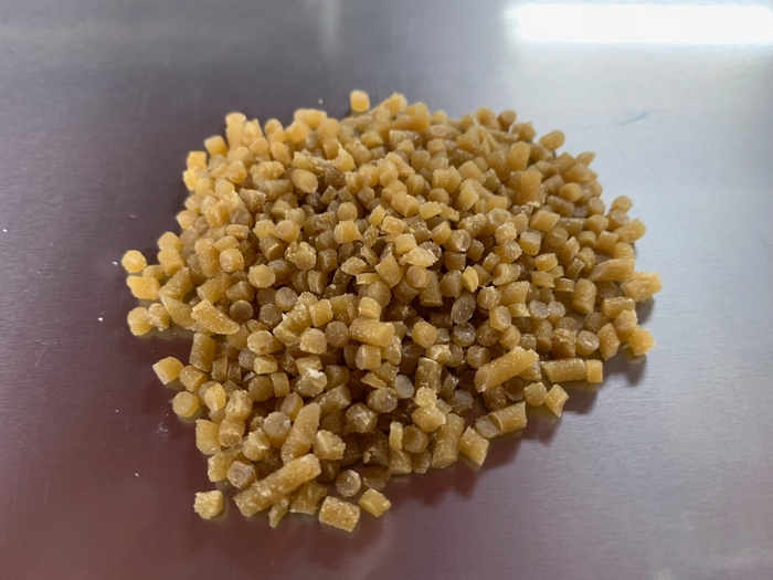 竹粉、木粉を原料とした100%天然由来材料の生分解性プラスチックペレット