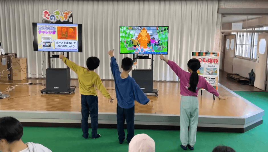 体験型紙芝居を体験する子供達