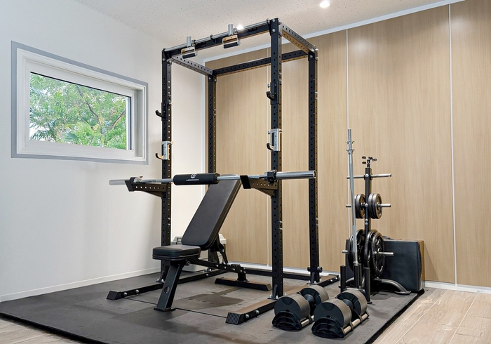 約8畳の一室。250㎝×250㎝のPVCマットの上に配置したホームジムイメージ。