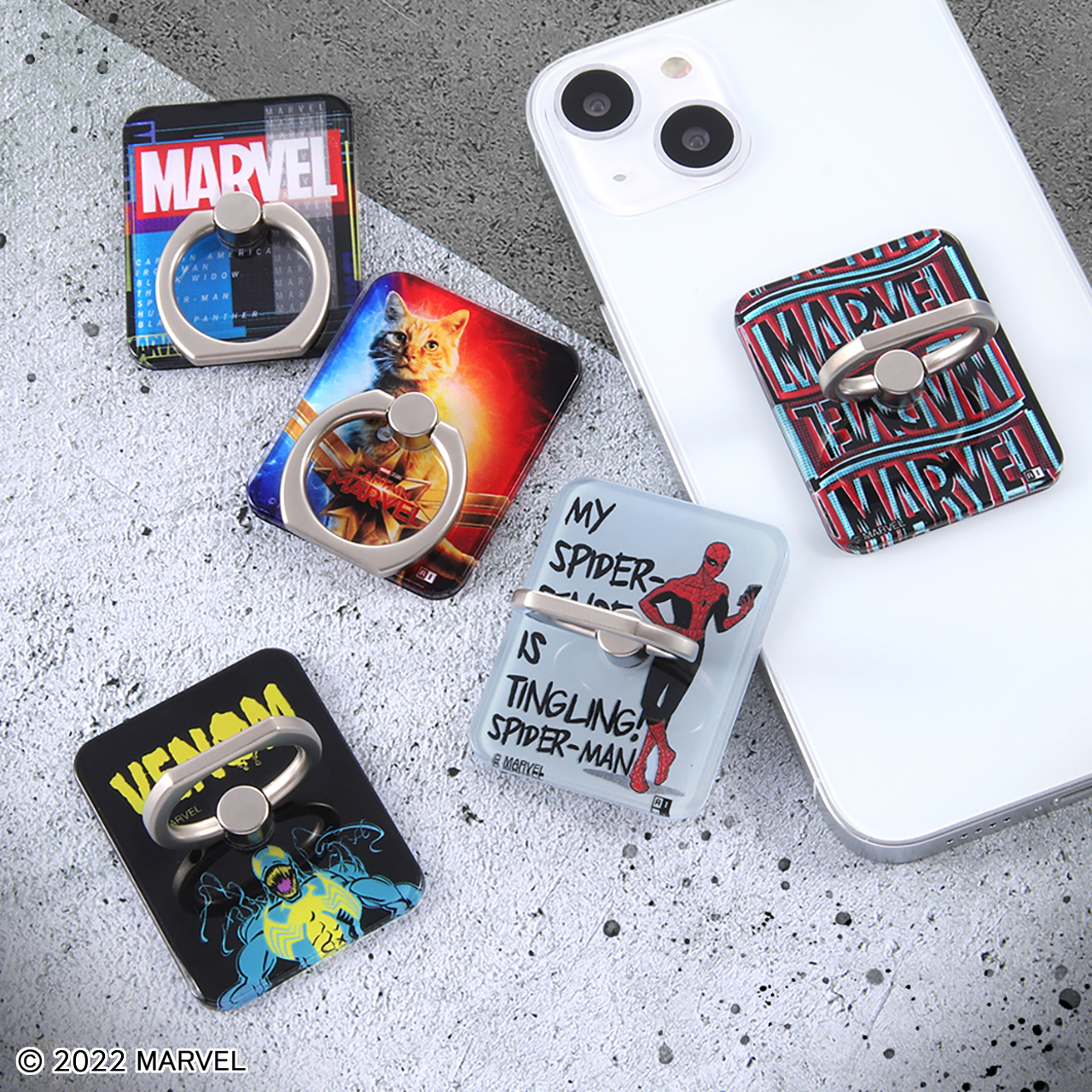 シンプルスマホケースのアクセントにも。「マーベル」ヒーロー