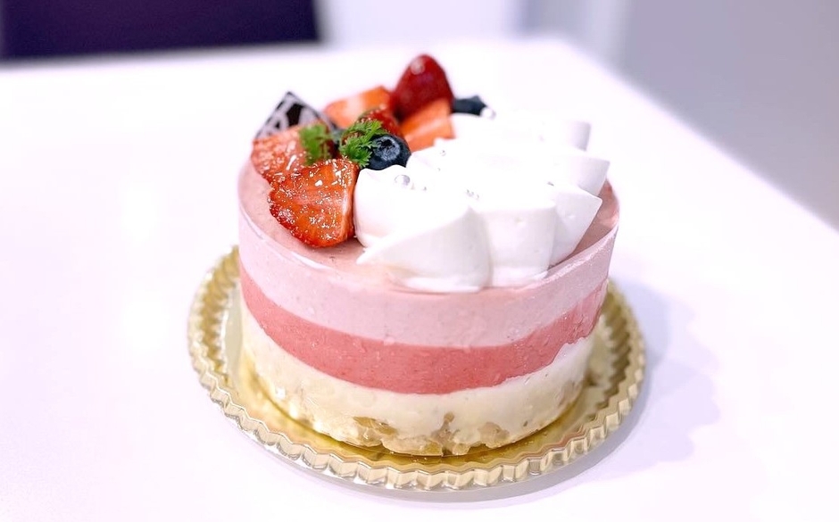 「苺のムース」ホール１２ｃｍ　感謝価格２，１６０円（税込）