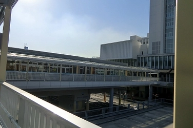 【納入事例レポート】あ、ここにも杉田エース！Vol.104小倉駅に直結する小倉記念病院。雨にも濡れずに行けるのでとても便利です。そこの通路へメンテナンスブリッジを納入しました!