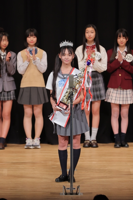 中学生部門 グランプリ 星 瑠菜さん 受賞の様子