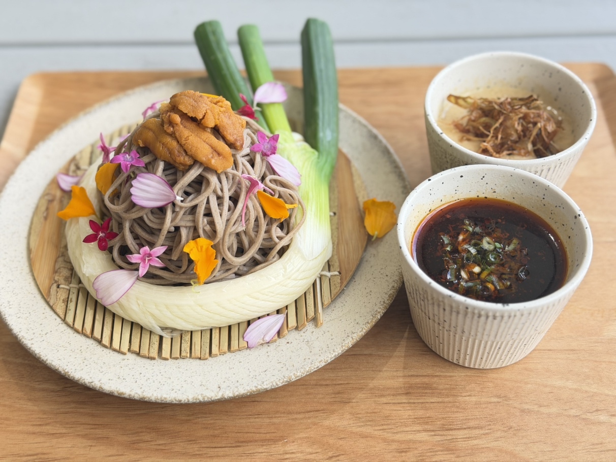 深谷ねぎ1本!雲丹つけ蕎麦「ねぎのポタージュとラー油つけ SOBA」