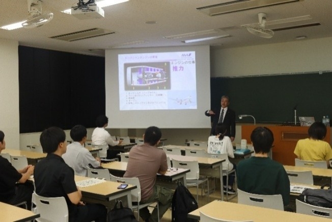 会社説明会では熱心な質問が相次ぎました