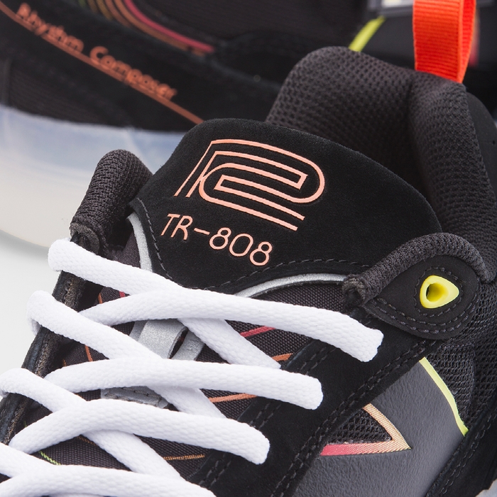 シュータンにローランド「TR-808」のロゴ