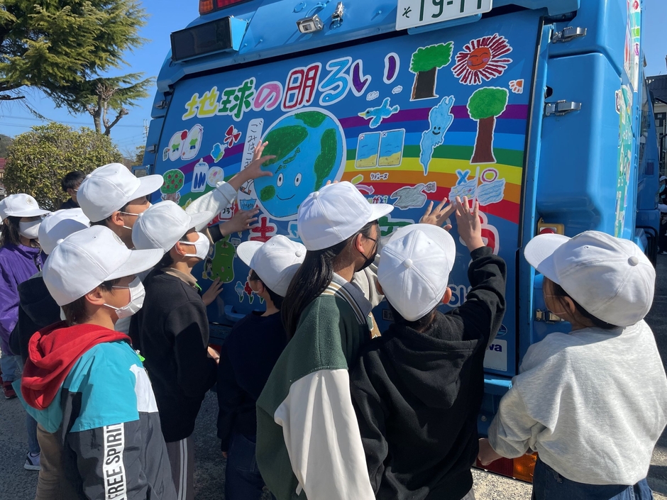 ごみ収集車を見学する児童たち(3)