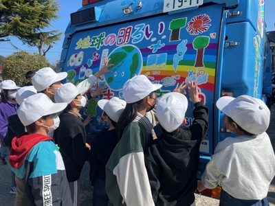 ごみ収集車を見学する児童たち(3)