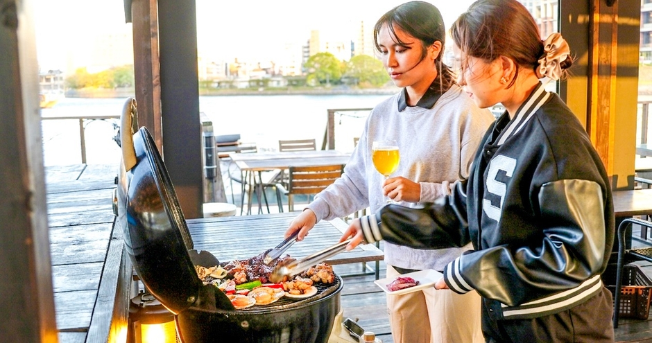 Hemingway横浜でBBQを楽しむ様子