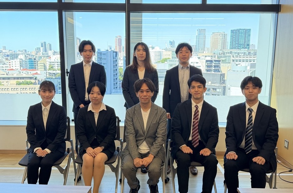 2027年度新卒内定式に参加した内定者と当社社員