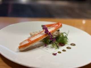 鳥取県産松葉がにのヴァプール　鉄板で蒸し焼きにすることでしっとり強い甘味を引き出します。