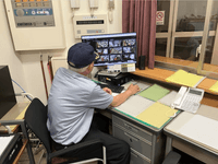 海山総合支所にてシステムを操作する役場職員の様子