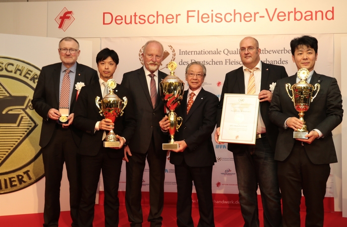 表彰式にてトロフィー受賞