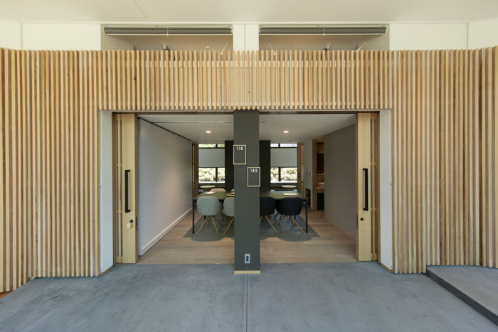 スタンダードPODルームに併設されているダイニングスペースは小会議室としての機能も持ち合わせています。
