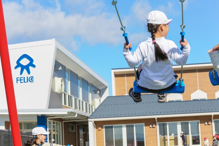 遊具で遊ぶ子どもたち