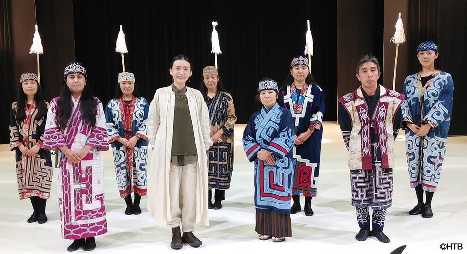 「pararu 大きな道 ~アイヌの心 世界へ~」中嶋朋子さん(中央)と「pararu」メンバー(C)HTB