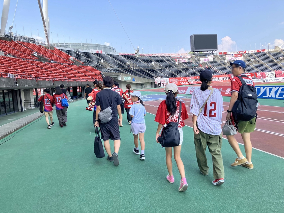 普段は入ることのできないスタジアムの周辺を歩いている様子。