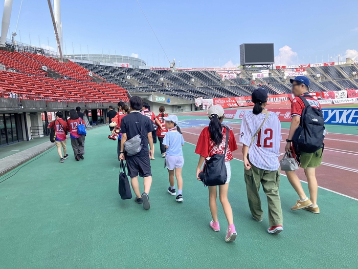 普段は入ることのできないスタジアムの周辺を歩いている様子。